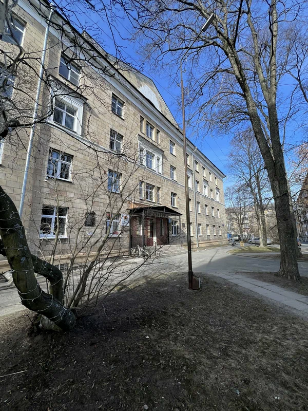 Здание визового центра со стороны улицы